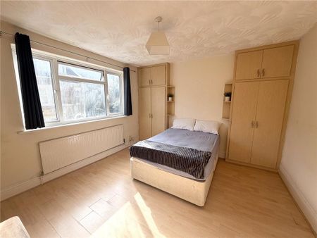 1 bedroom in a house share to rent - Photo 2