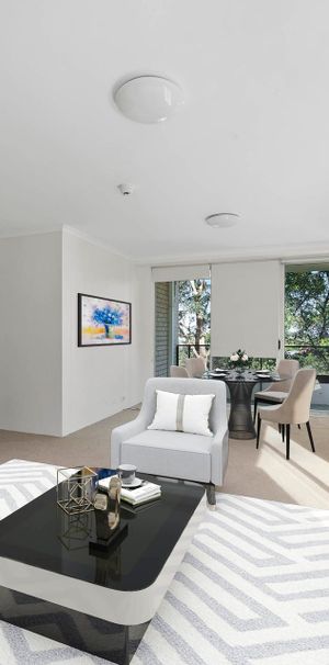 Spacious 2 Bedroom Apartment with lock up garage - Photo 1