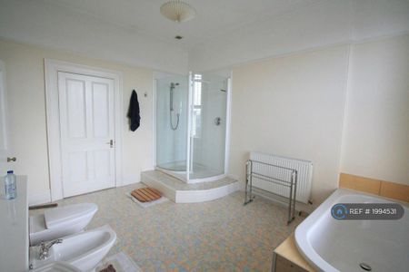 1 bedroom in a house share to rent - Photo 5