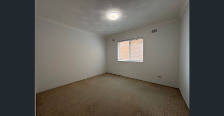 Large Two Bedroom Apartment - Photo 3