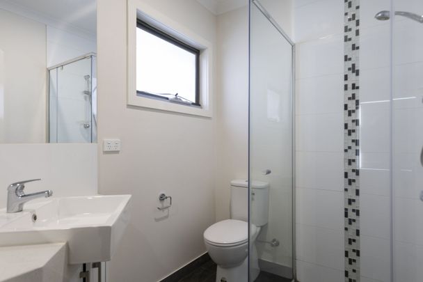 MODERN TWO BEDROOM TOWNHOUSE!! - Photo 1