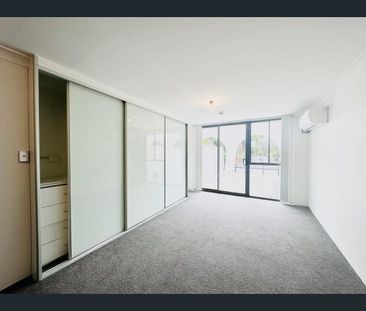 Great one-bedroom in premium location - Photo 6