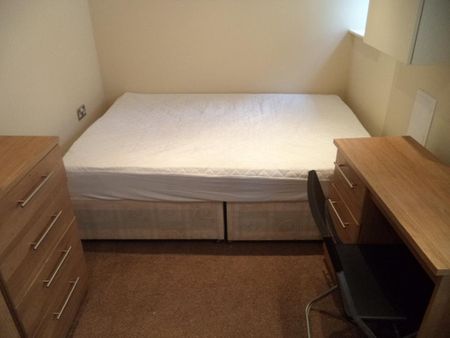 3 bedroom ground floor flat to rent - Photo 2