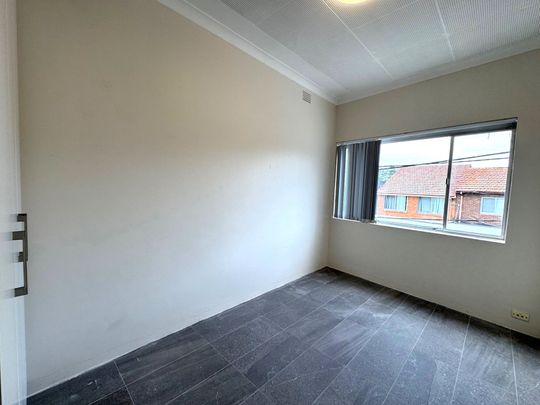 RENOVATED 3 BEDROOM FLAT - Photo 1