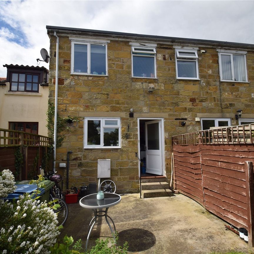 2 bed terraced house to rent in High Street, Scarborough, YO13 - Photo 1
