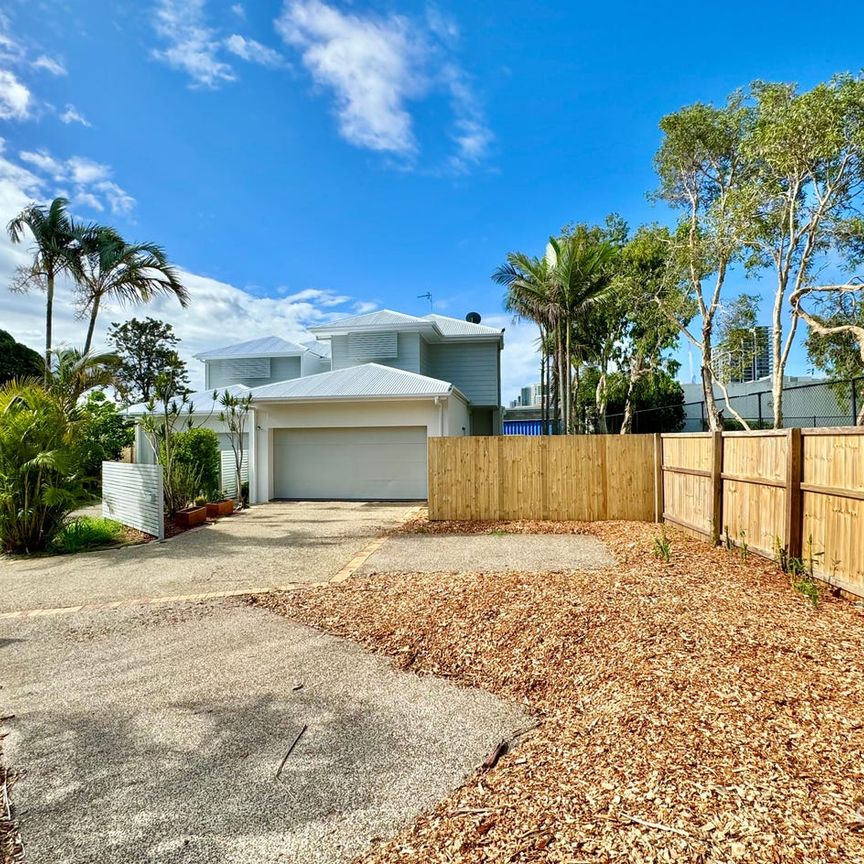 3 BEDROOM DUPLEX IN MERMAID BEACH! - Photo 1