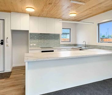 WOOLSTON - BRAND NEW, TWO BEDROOMS, HEAT PUMP, OFF STREET CARPARK - Photo 3