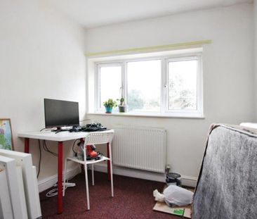 Ocean present this charming two-bedroom flat in a sought-after loca... - Photo 3