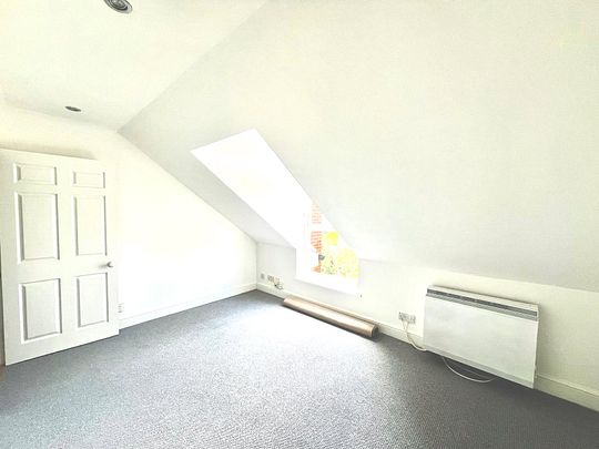 2 BEDROOM TOP FLOOR FLAT AVAILABLE IMMEDIATELY! - Photo 1