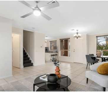 Well Maintained Contemporary Low Maintenance Townhouse in Box Hill ... - Photo 1