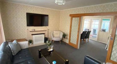 Family Home in Quiet Culdesac - Photo 4