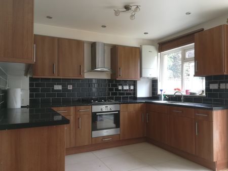 3 Bed Terraced House, Turnpike Link, CR0 - Photo 4