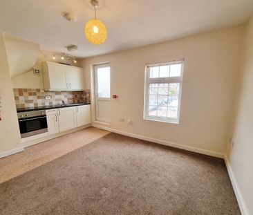 2 bed apartment to rent in Warwick Road, Kenilworth, CV8 - Photo 2