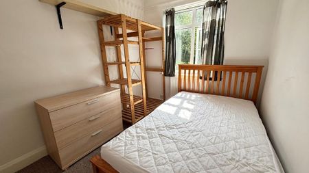 4 bedroom semi-detached house to rent - Photo 2