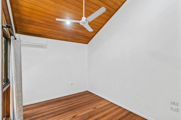 Costal retreat, steps to Kewarra Beach - Photo 1