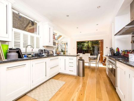 Well proportioned five bedroom family home on a quiet tree lined street in Kew - Photo 5