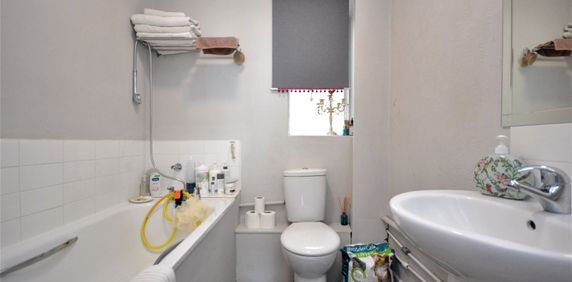 Flat to rent - Ethelbert Road, Bromley, BR1 - Photo 2