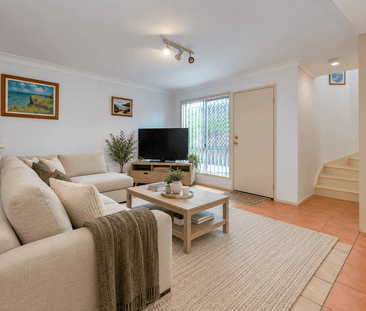 Spacious Two-Bedroom Townhouse Just Moments from the Broadwater - Photo 2