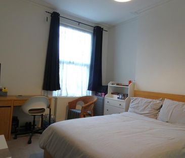 1 bedroom in a flat share to rent - Photo 3