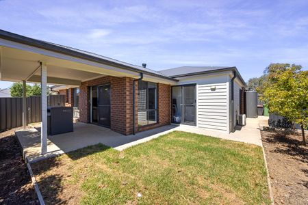 Modern Three -Bedroom, Three-bathroom Home In Sought-after Somerset Rise - Photo 4