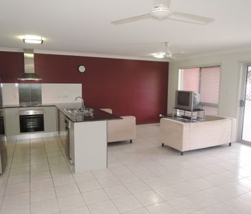 CENTRALLY LOCATED 3 BEDROOM UNIT WITH PRIVATE COURTYARD - Photo 3