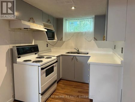 16 ROWANWOOD AVENUE - Photo 4