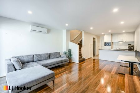 Close to parks, cycle paths and natural bushland - Photo 2