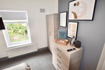 1 bedroom in a house share to rent - Photo 3