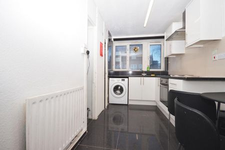 1 bedroom in a flat share to rent - Photo 5