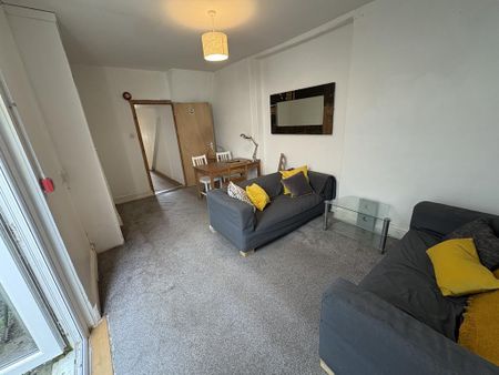 1 bedroom in a house share to rent - Photo 2