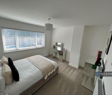 4 bedroom semi-detached house to rent - Photo 6