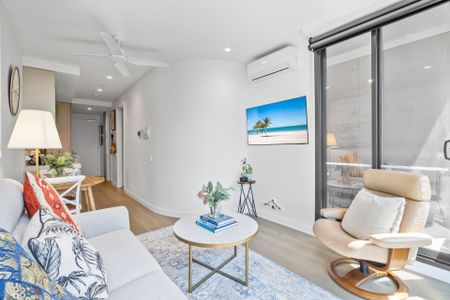 Stunning Retreat in Port Melbourne's Premier Address - Photo 5