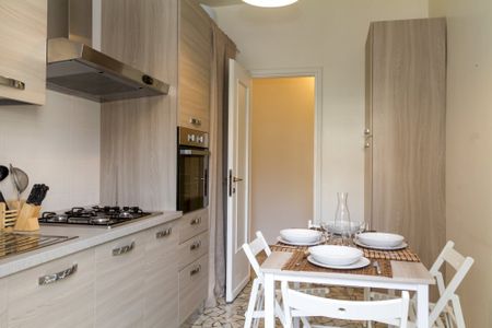 Elegant private room located on Via Maniago - Photo 3