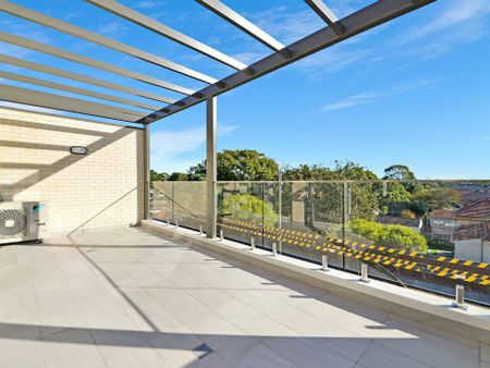 Luxurious and Convenient Top Floor apartment - Photo 4