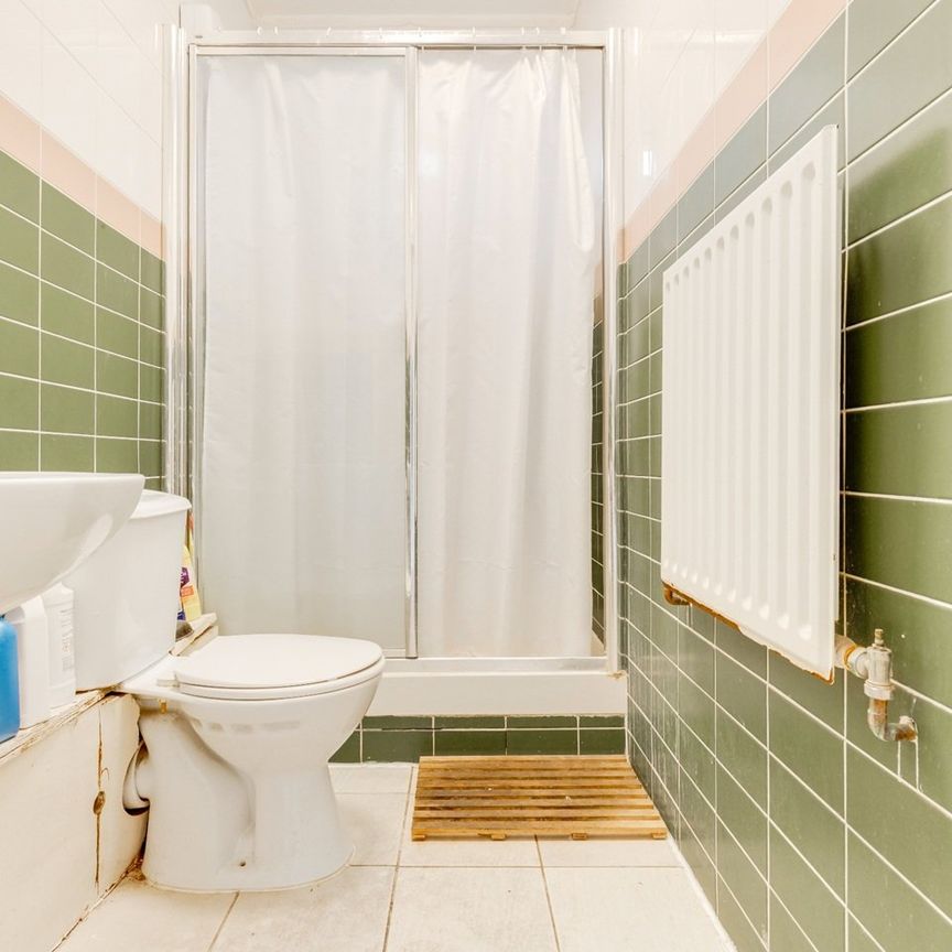 Room in a Shared Flat, Durnsford Road, SW19 - Photo 1