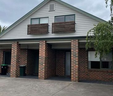 2 Bedroom Townhouse - 3 minute walk to tram stop! - Photo 5