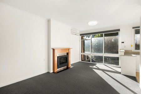 RENOVATED SPACIOUS ONE BEDROOM APARTMENT - Photo 5