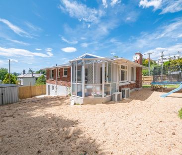Sunny and Spacious three-bedroom brick - Photo 4