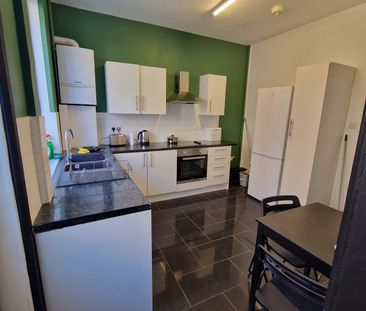 4 Bedroom Mid Terraced - Photo 5