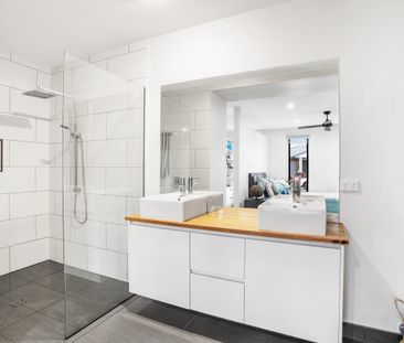 A perfect blend of modern design and practical living - Photo 4