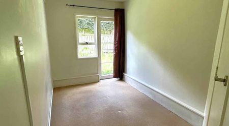 Superb Location - 2 bedrooms + 1 Study - Photo 4