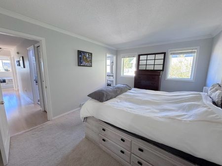 Furnished 3 bedroom upper suite, with views! Fixed-term lease until May.31, 2025 - Photo 5