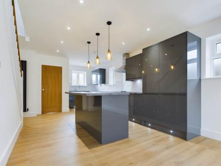 3 bedroom semi-detached house to rent - Photo 2