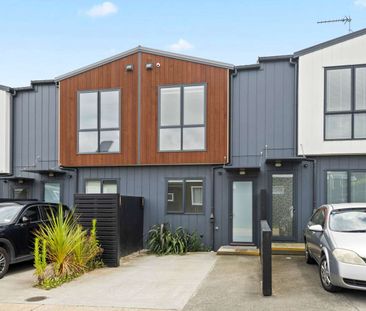 Modern 3-Bedroom, 2-Bathroom Townhouse in Totara Heights - Photo 3