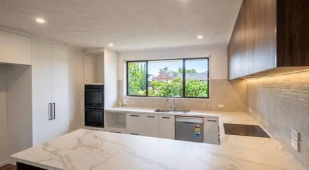 Large 250sqm Family Home - 3 Living Areas - Photo 4