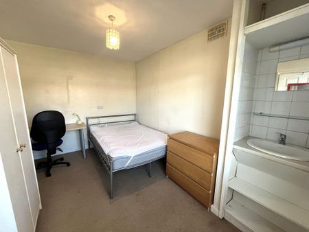 4 bedroom terraced house to rent - Photo 3