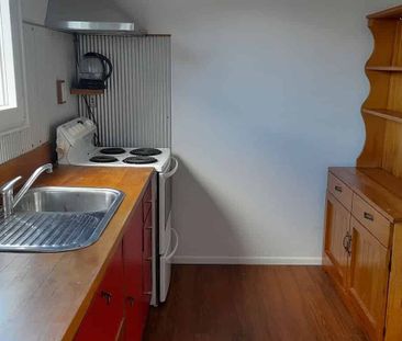 Sunny 2 bedroom, small garden, with BBQ area - Photo 3