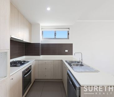 "Modern Apartment in Central location, Walk to all Amenities" - Photo 3