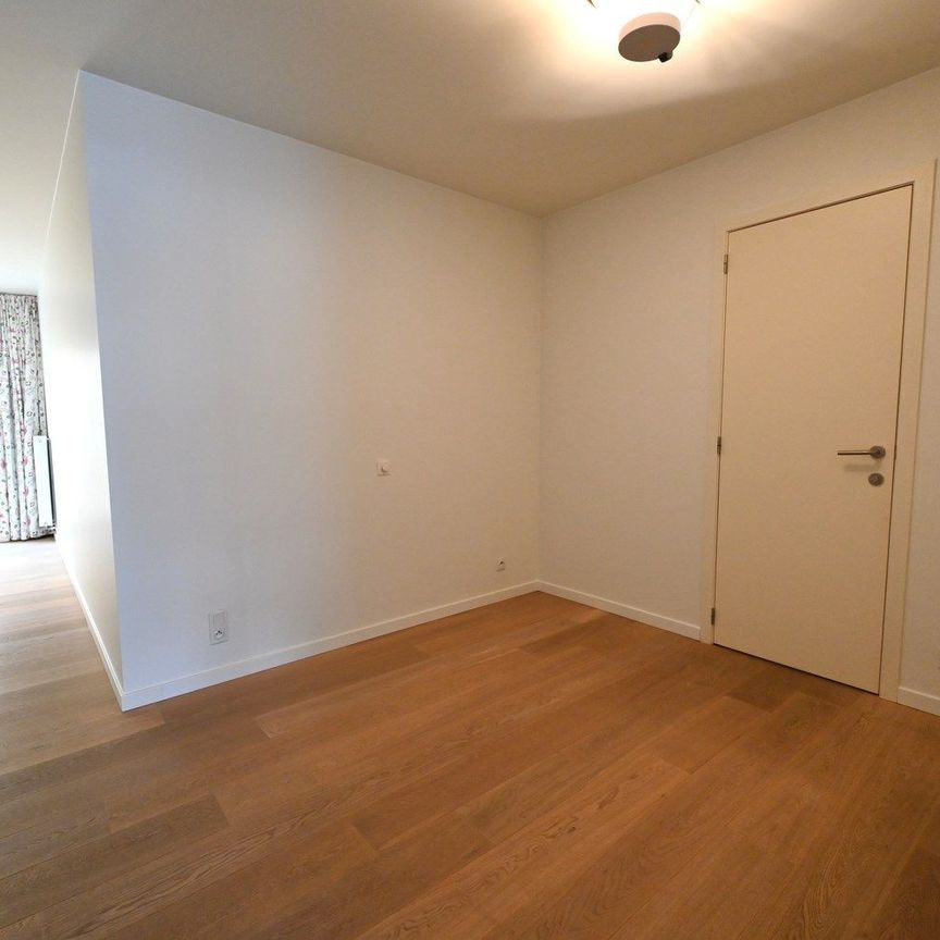 ONGEMEUBELD - Woonappartement in een rustige residentie, op de Lippenslaan (10m façade!). - Foto 1