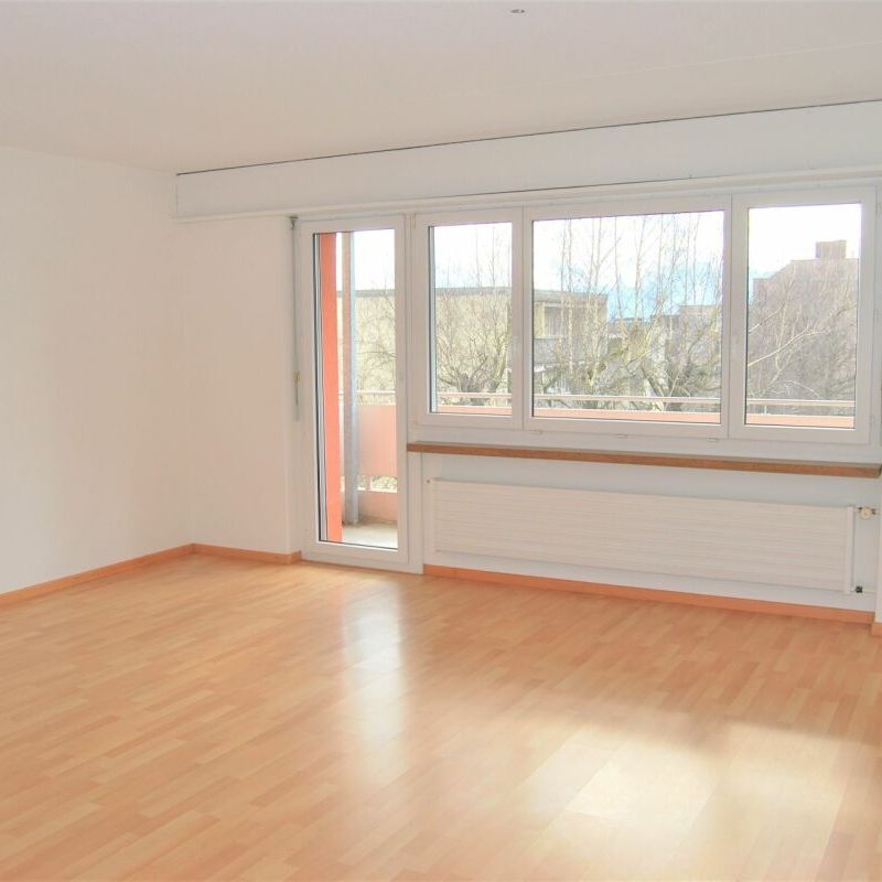 Tolle Familienwohnung zum guten Preis-Leistungs-Verhältnis mit sanierter Küche, neuem Bad und sonnigem Balkon - Photo 1